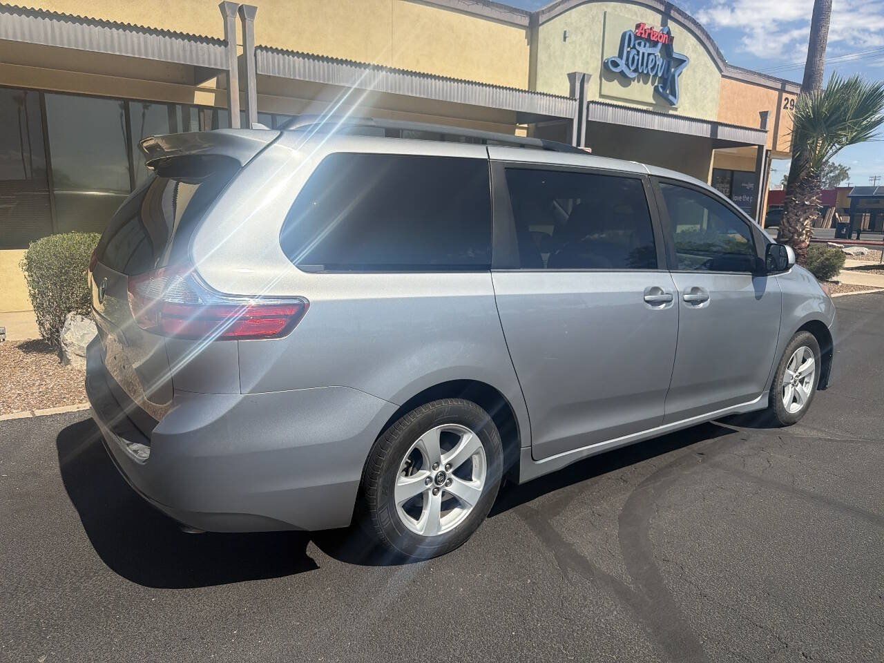 Used 2018 Toyota Sienna LE w/ Carpet Mat Package FWD image 12