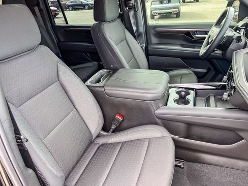 Used 2026 Chevrolet Suburban LS RWD image 15