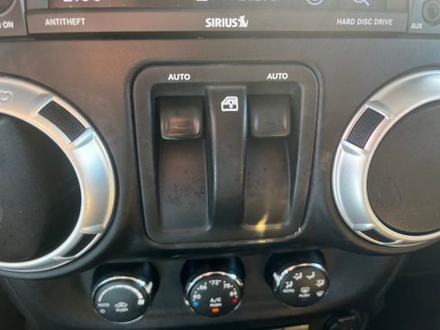Used 2018 Jeep Wrangler Rubicon w/ Power Convenience Group image 26