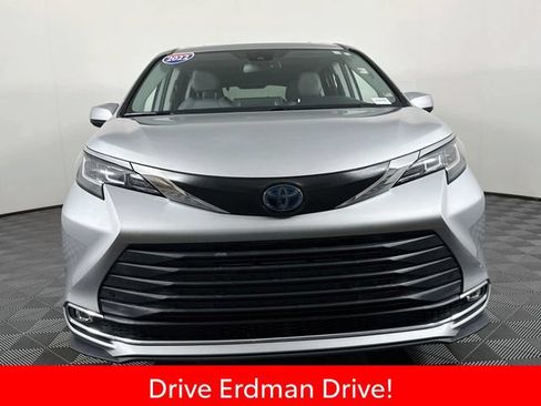 Used 2022 Toyota Sienna XLE FWD image 2