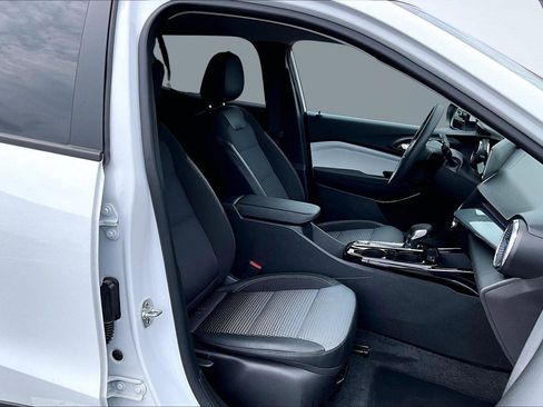 Used 2025 Chevrolet Trax LT image 8