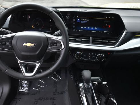 Used 2025 Chevrolet Trax LT w/ LT Convenience Package FWD image 11