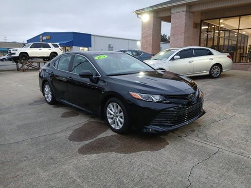 Used 2019 Toyota Camry LE image 1