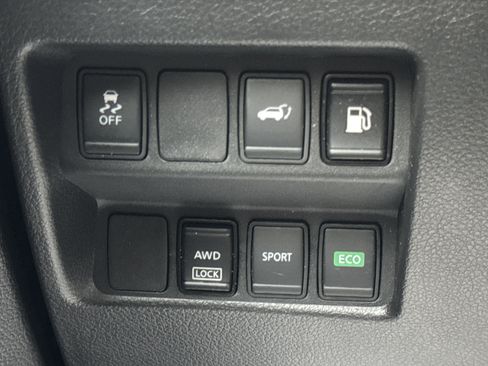 Used 2018 Nissan Rogue SV image 19