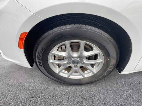 Used 2023 Chrysler Pacifica Touring-L image 12