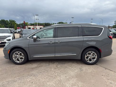 Used 2021 Chrysler Pacifica Limited w/ Premium & Safety Sphere Group AWD/4WD image 5