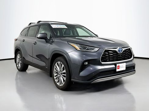 Certified 2024 Toyota Highlander Platinum AWD/4WD image 1