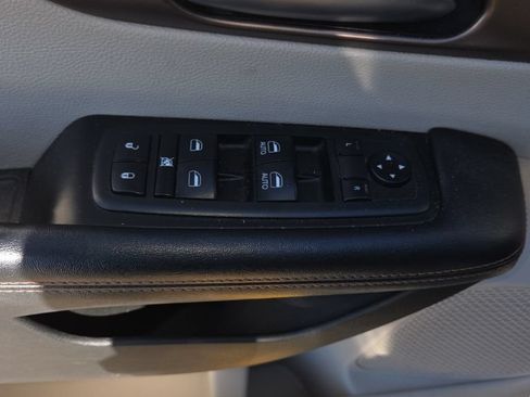 Used 2018 Chrysler Pacifica Touring w/ Tire & Wheel Group FWD image 13