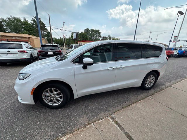 Used 2023 Chrysler Pacifica Touring FWD image 4