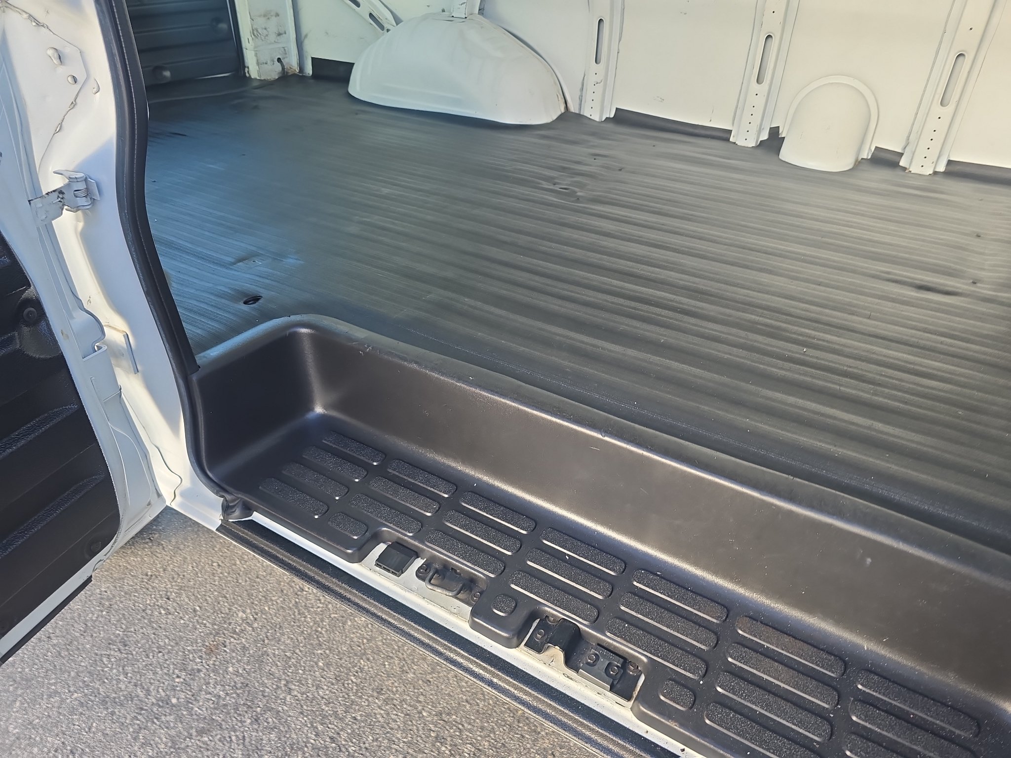 Used 2015 Chevrolet Express 2500 RWD image 13