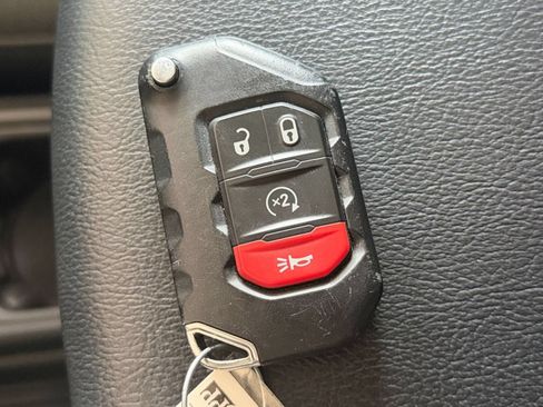 Used 2025 Jeep Wrangler Unlimited Sahara AWD/4WD image 24