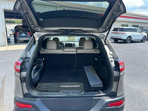 Used 2017 Jeep Cherokee Limited w/ Technology Group FWD image 12