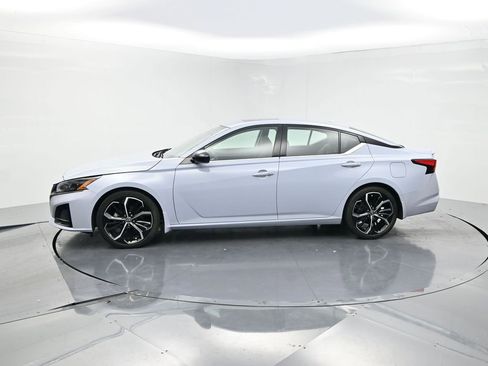 Used 2023 Nissan Altima 2.5 SR w/ SR Premium Package FWD image 3