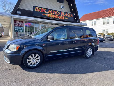 Used 2013 Chrysler Town & Country Touring image 4