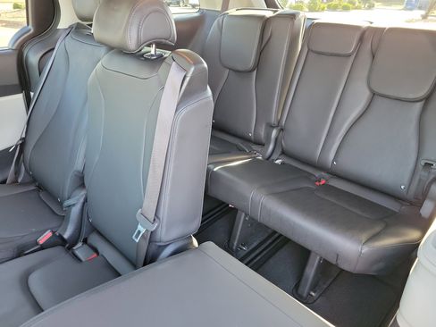 Used 2024 Kia Carnival EX image 7