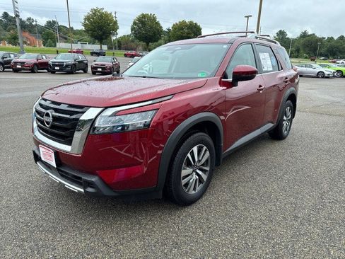 Used 2024 Nissan Pathfinder SL image 1