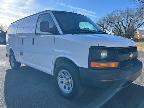 Used 2010 Chevrolet Express 1500 image 2