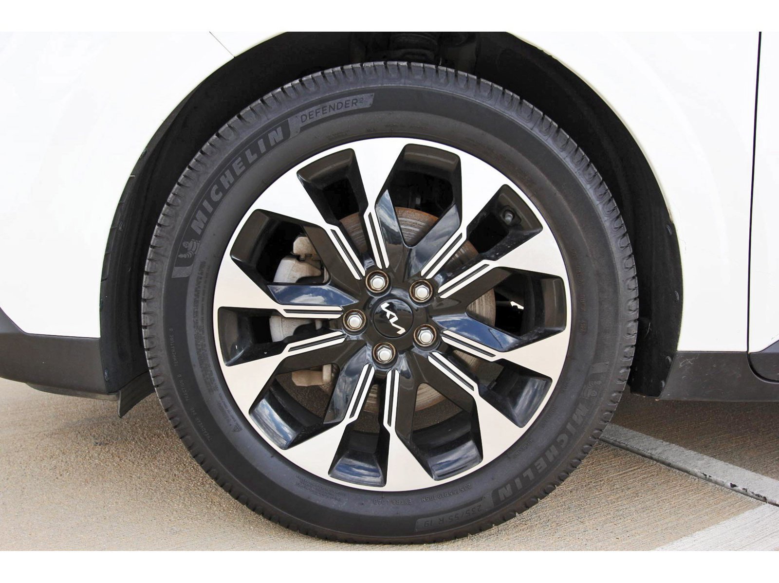 Used 2024 Kia Carnival EX FWD image 35