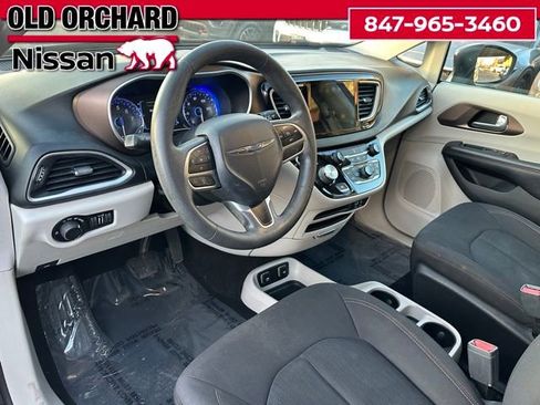 Used 2017 Chrysler Pacifica Touring image 17