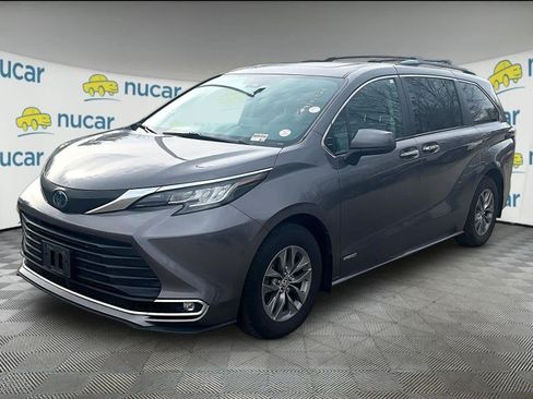 Certified 2021 Toyota Sienna XLE w/ XLE Plus Package image 2