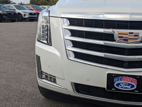 Used 2020 Cadillac Escalade Premium Luxury image 9