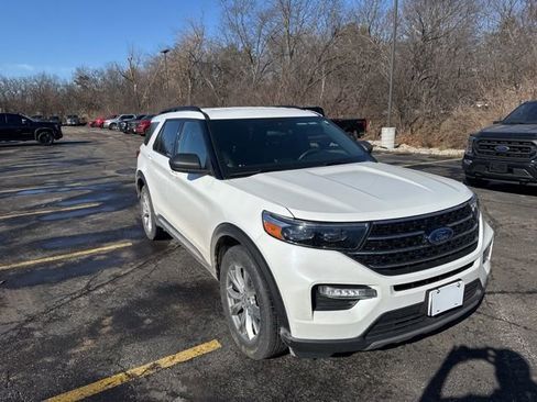 Used 2020 Ford Explorer XLT w/ Equipment Group 202A image 2