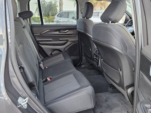 Used 2024 Jeep Grand Cherokee Laredo X image 18