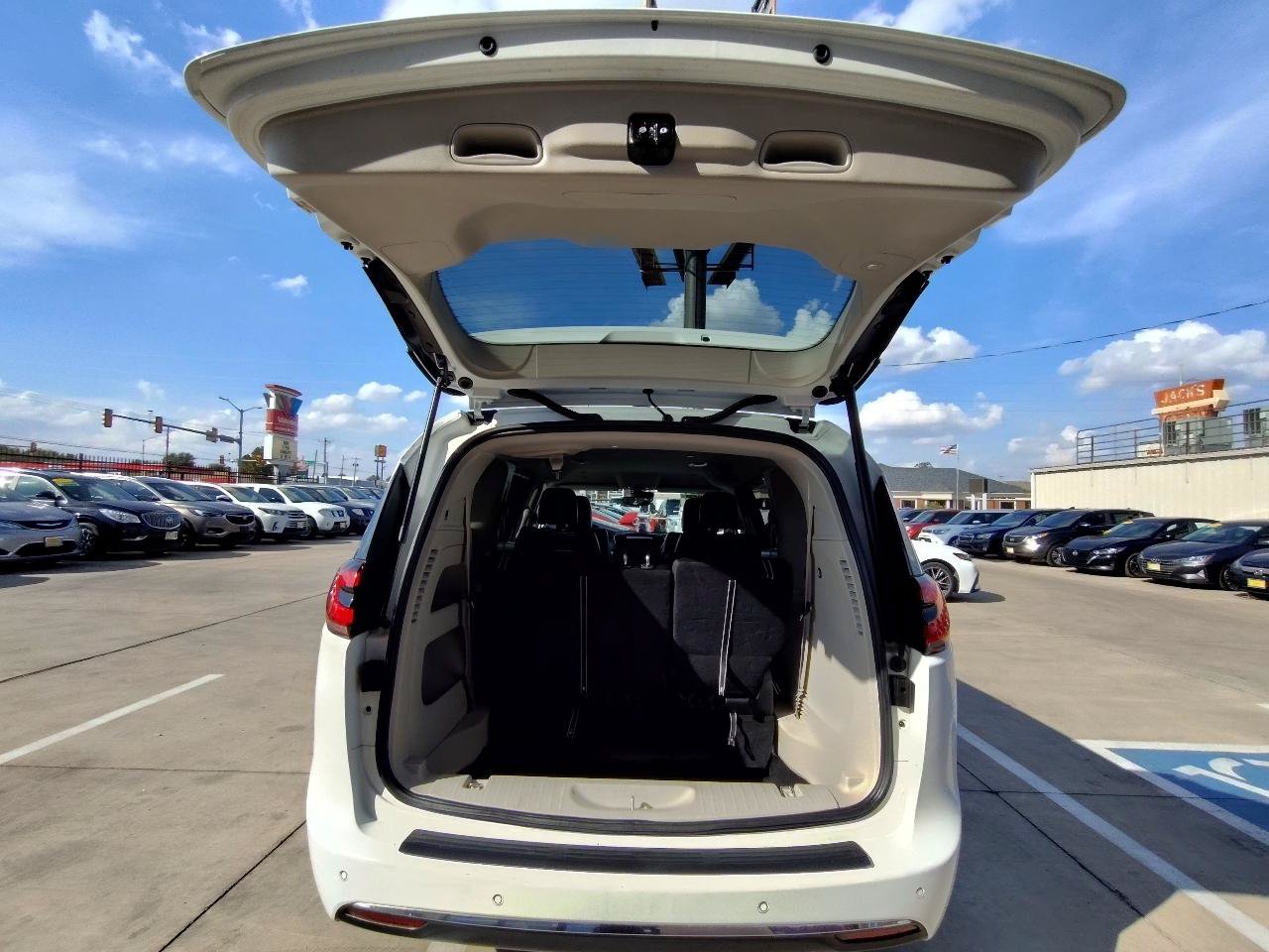 Used 2023 Chrysler Pacifica Touring-L FWD image 52