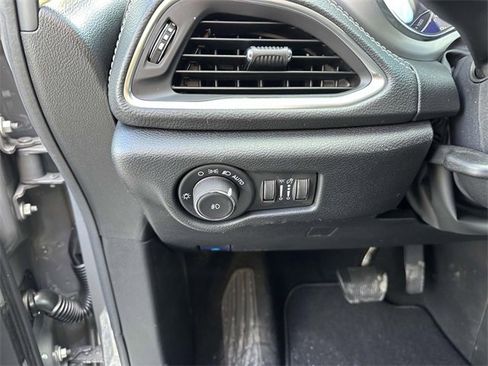 New 2025 Chrysler Pacifica Limited w/ Uconnect Theater Family Group image 14