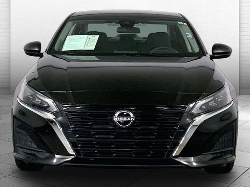 Used 2025 Nissan Altima 2.5 SV FWD image 2
