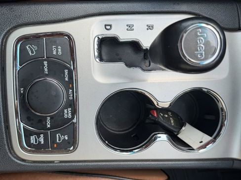 Used 2011 Jeep Grand Cherokee Overland AWD/4WD image 26