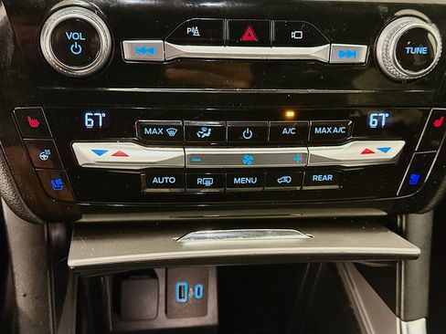 Used 2021 Ford Explorer Limited w/ Equipment Group 301A AWD/4WD image 24