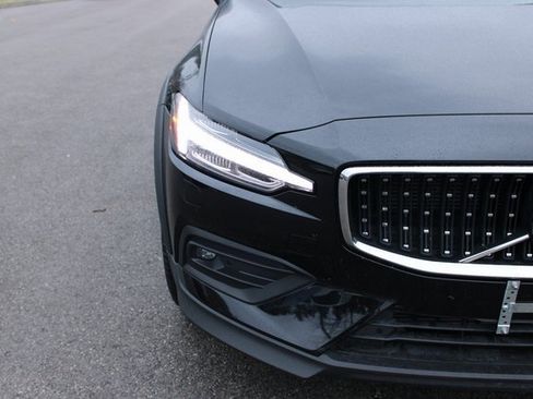 Used 2025 Volvo V60 B5 Cross Country Plus image 41