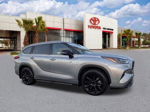 Used 2024 Toyota Highlander Platinum image 2