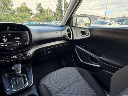 Used 2025 Kia Soul LX w/ LX Technology Package FWD image 33