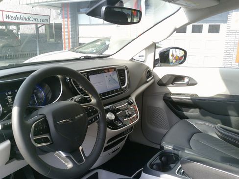 Used 2024 Chrysler Pacifica Touring-L FWD image 18