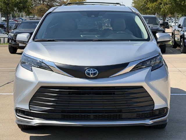 Used 2025 Toyota Sienna LE FWD image 8