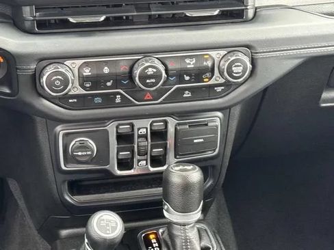 Used 2024 Jeep Wrangler Unlimited Sahara AWD/4WD image 18