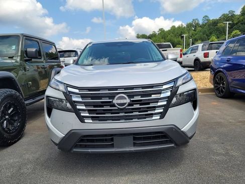 Used 2025 Nissan Rogue SV FWD image 2