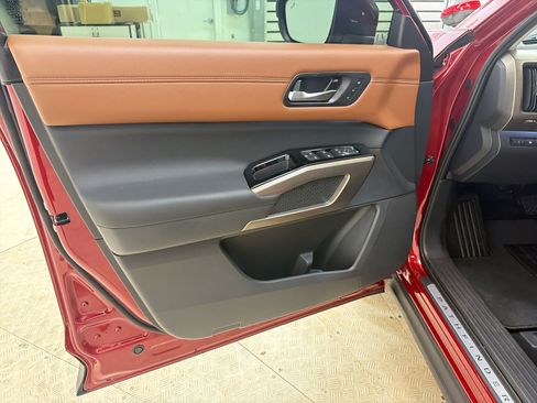 Used 2025 Nissan Pathfinder Platinum w/ Black Appearance Package AWD/4WD image 24