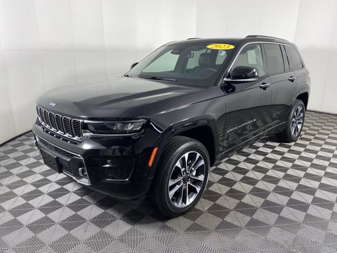 Used 2023 Jeep Grand Cherokee Overland w/ Luxury Tech Group IV AWD/4WD image 12