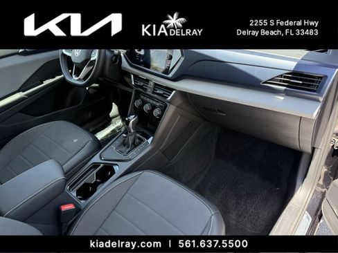 Used 2023 Volkswagen Taos SE w/ Panoramic Sunroof Package FWD image 9