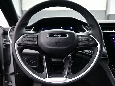 Used 2023 Jeep Grand Cherokee Altitude image 23