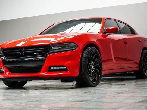 Used 2019 Dodge Charger SXT w/ Plus Group image 8