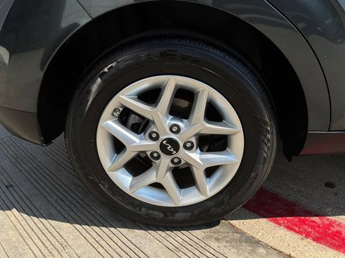 Used 2025 Kia Soul LX w/ LX Technology Package FWD image 9