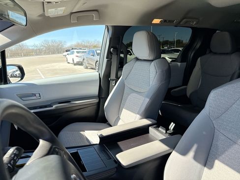 Certified 2025 Toyota Sienna LE image 16