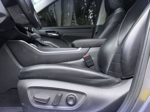 Used 2022 Toyota Highlander XLE FWD image 19