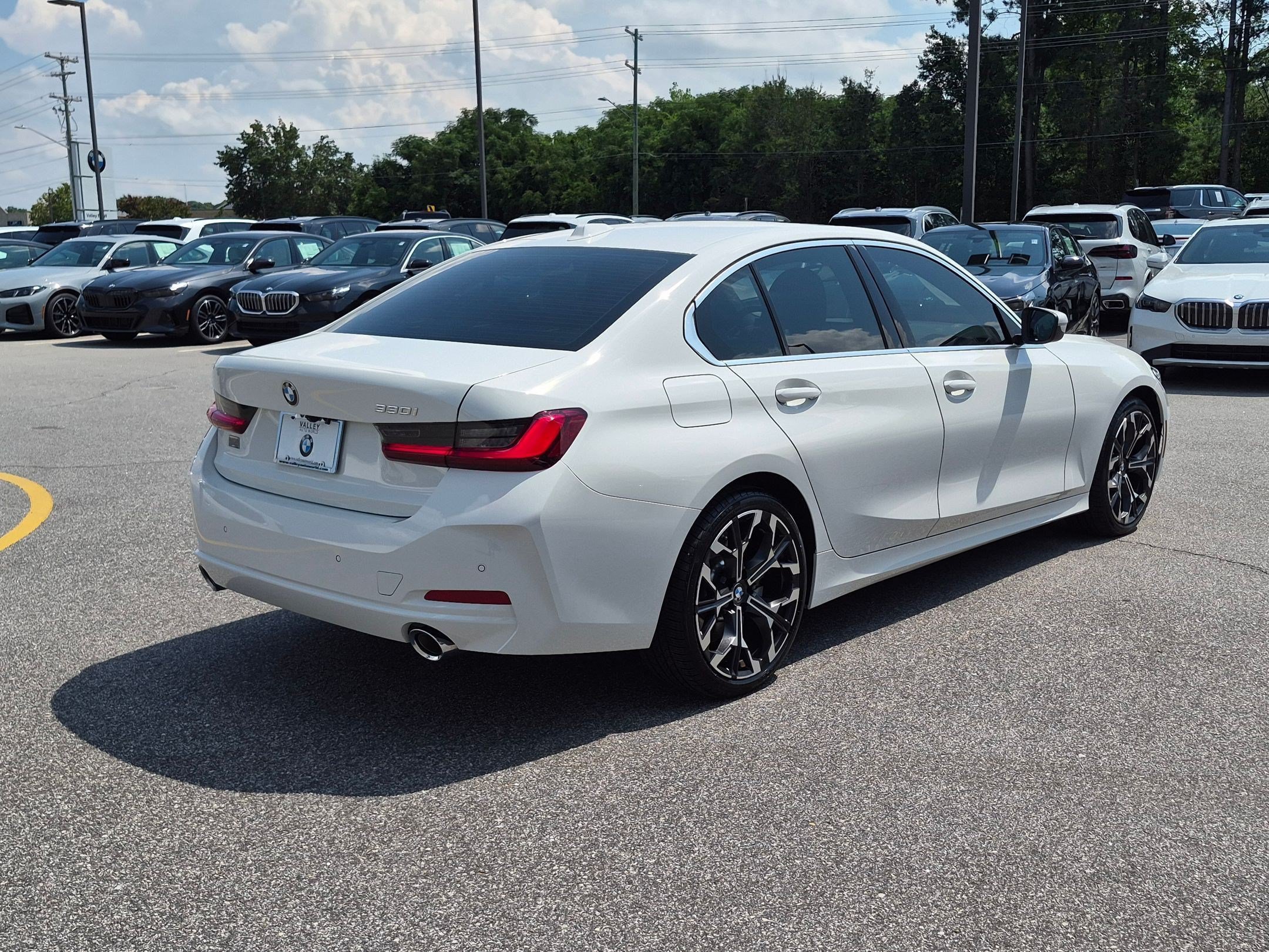 Used 2025 BMW 330i Sedan w/ M Sport Package RWD image 3