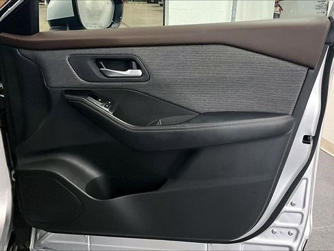 Used 2023 Nissan Rogue SV image 12