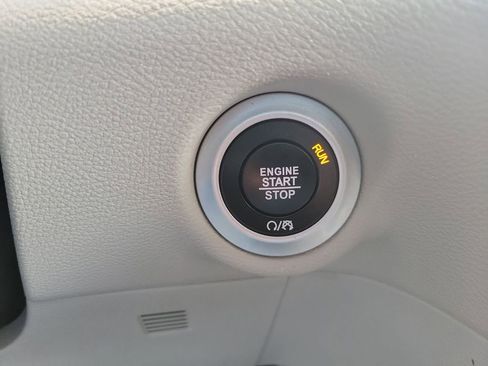 Used 2023 Chrysler Pacifica Touring-L FWD image 23